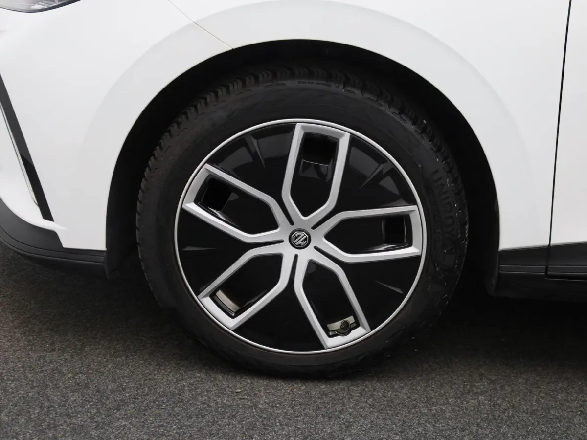 Long Range Luxury 64 kWh | WLTP 435 KM | Navigatie | 18"LMV | Achter Spoiler | Apple Carplay | ACC | ECC | DAB+ | Stoel + Stuur verwarming | BTW Auto |