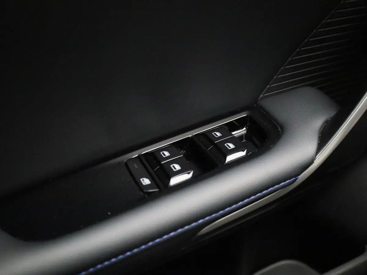 Long Range Luxury 64 kWh | WLTP 435 KM | Navigatie | 18"LMV | Achter Spoiler | Apple Carplay | ACC | ECC | DAB+ | Stoel + Stuur verwarming | BTW Auto |