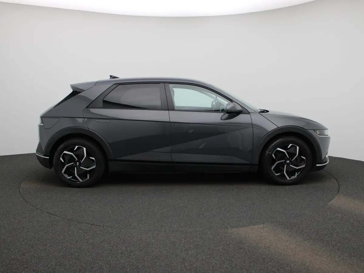 73kWh Core | AUTOMAAT | ACHTERUITRIJCAMERA | ELEKTRISCHE KOFFERKLEP | CLIMATE CONTROL | ELEKTRISCHE BESTUURDERSSTOEL |