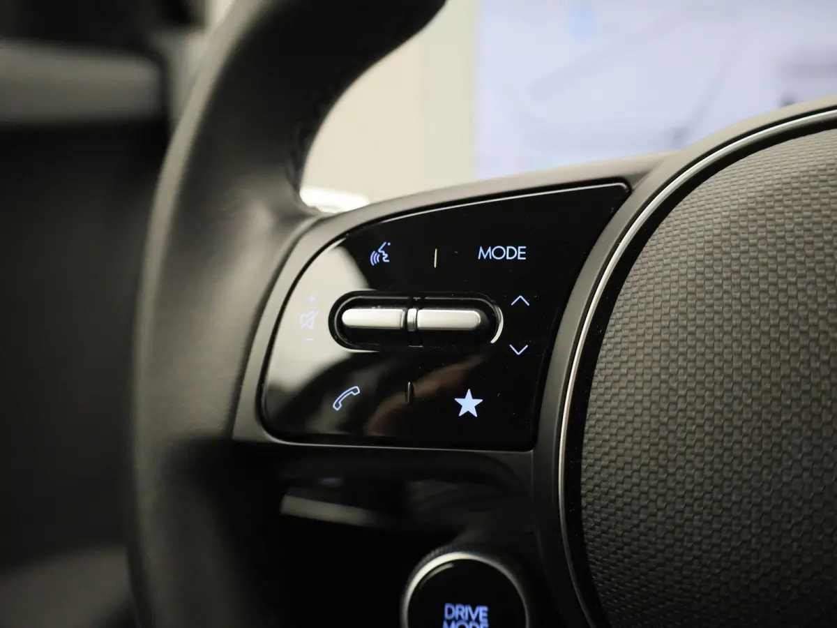 73kWh Core | AUTOMAAT | ACHTERUITRIJCAMERA | ELEKTRISCHE KOFFERKLEP | CLIMATE CONTROL | ELEKTRISCHE BESTUURDERSSTOEL |