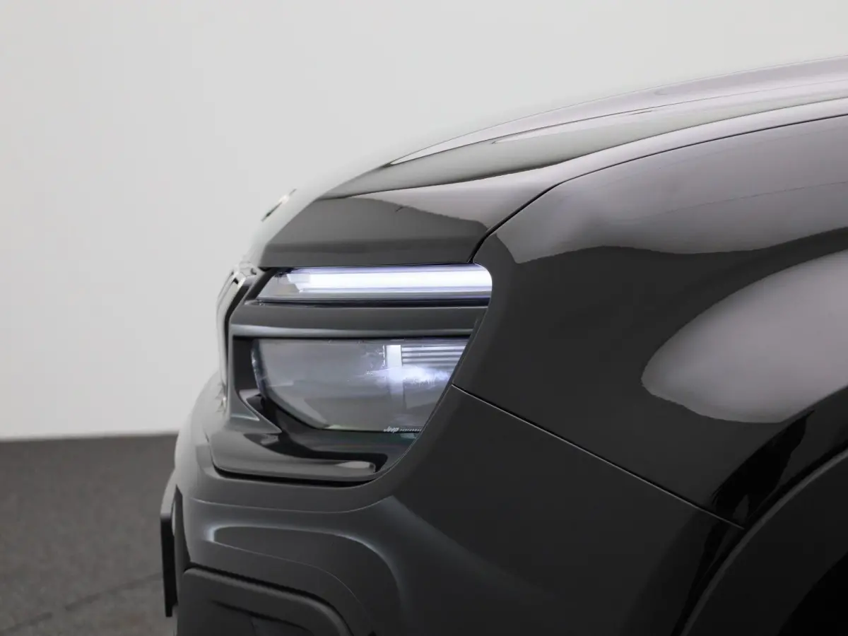 54kWh 1st Edition | Navigatie | Apple & Android Carplay | Parkeersensoren Voor & Achter | Achteruitrijcamera | Stoelverwarming | Privacy Glass | Climate Control | Adaptieve Cruise Control |