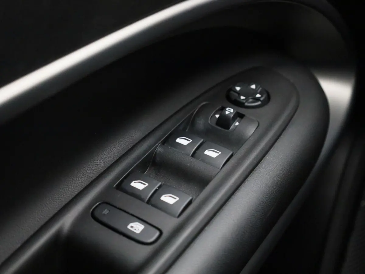 54kWh 1st Edition | Navigatie | Apple & Android Carplay | Parkeersensoren Voor & Achter | Achteruitrijcamera | Stoelverwarming | Privacy Glass | Climate Control | Adaptieve Cruise Control |