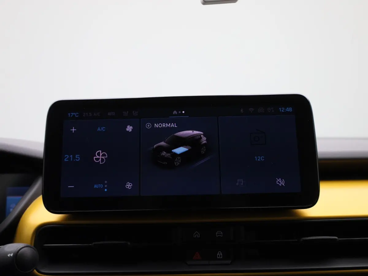 54kWh 1st Edition | Navigatie | Apple & Android Carplay | Parkeersensoren Voor & Achter | Achteruitrijcamera | Stoelverwarming | Privacy Glass | Climate Control | Adaptieve Cruise Control |