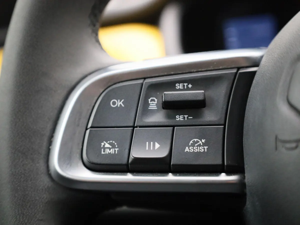 54kWh 1st Edition | Navigatie | Apple & Android Carplay | Parkeersensoren Voor & Achter | Achteruitrijcamera | Stoelverwarming | Privacy Glass | Climate Control | Adaptieve Cruise Control |