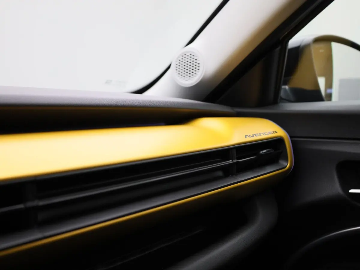 54kWh 1st Edition | Navigatie | Apple & Android Carplay | Parkeersensoren Voor & Achter | Achteruitrijcamera | Stoelverwarming | Privacy Glass | Climate Control | Adaptieve Cruise Control |