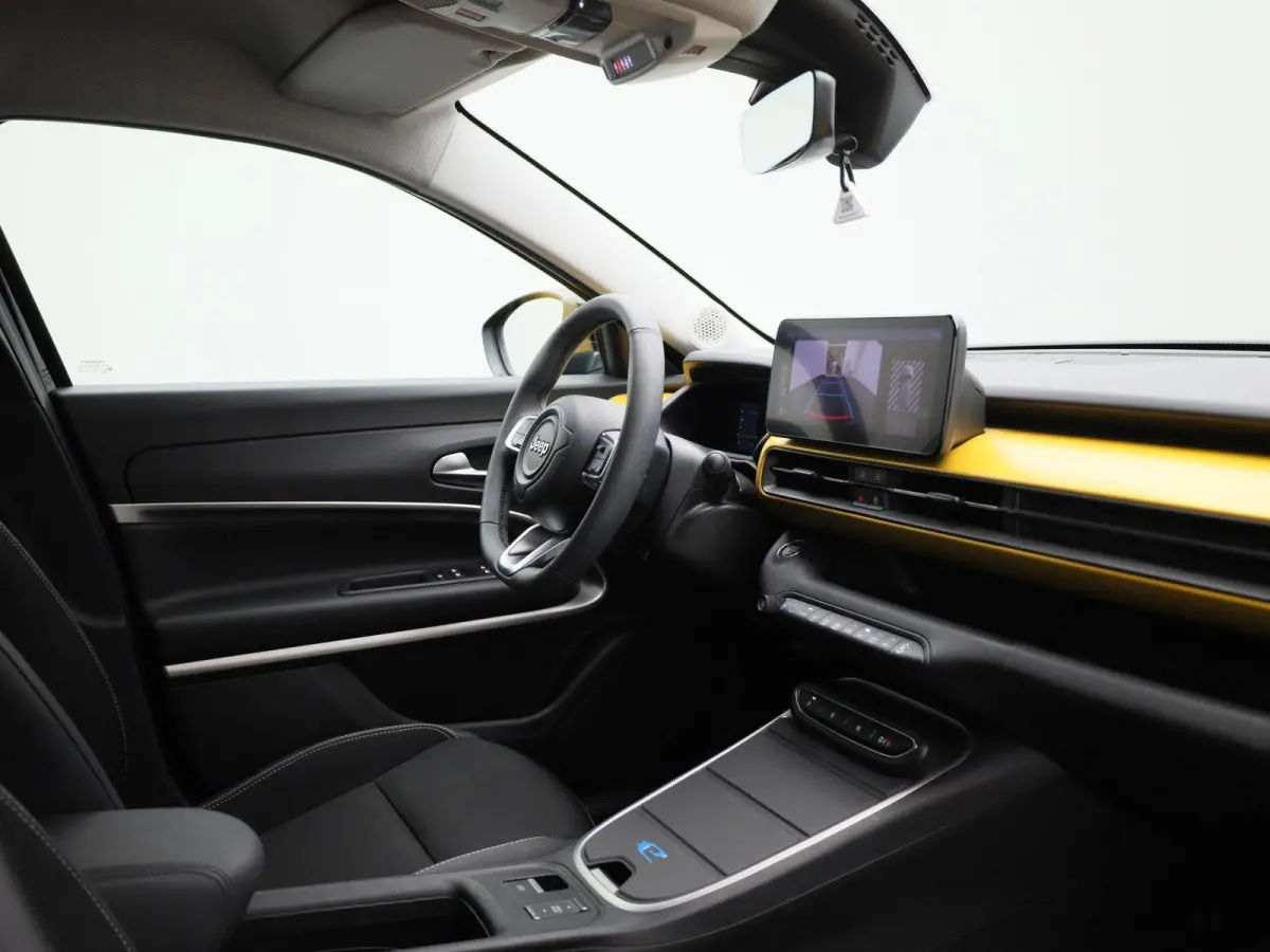 54kWh 1st Edition | Navigatie | Apple & Android Carplay | Parkeersensoren Voor & Achter | Achteruitrijcamera | Stoelverwarming | Privacy Glass | Climate Control | Adaptieve Cruise Control |