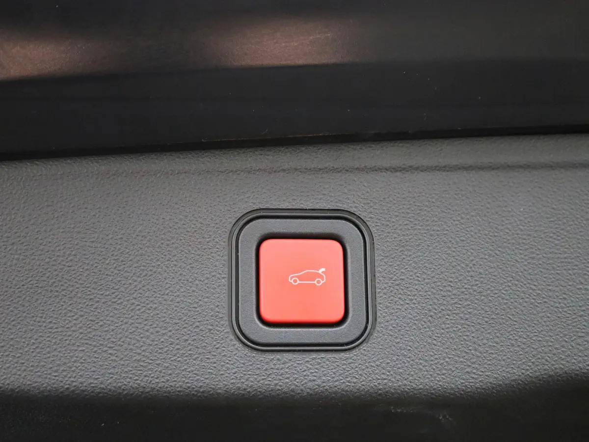 54kWh 1st Edition | Navigatie | Apple & Android Carplay | Parkeersensoren Voor & Achter | Achteruitrijcamera | Stoelverwarming | Privacy Glass | Climate Control | Adaptieve Cruise Control |