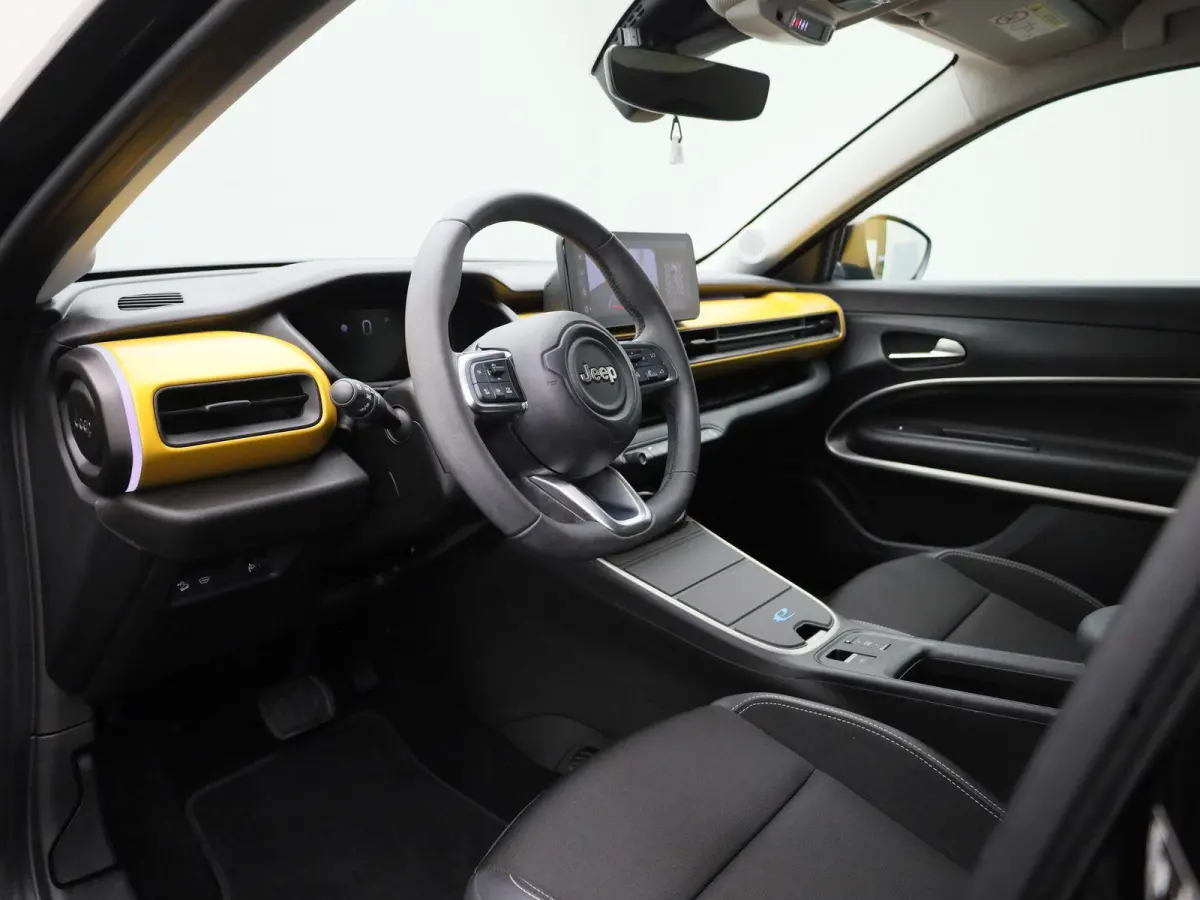 54kWh 1st Edition | Navigatie | Apple & Android Carplay | Parkeersensoren Voor & Achter | Achteruitrijcamera | Stoelverwarming | Privacy Glass | Climate Control | Adaptieve Cruise Control |