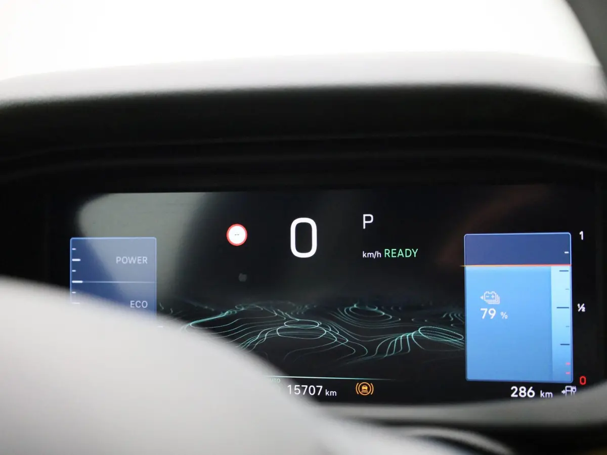54kWh 1st Edition | Navigatie | Apple & Android Carplay | Parkeersensoren Voor & Achter | Achteruitrijcamera | Stoelverwarming | Privacy Glass | Climate Control | Adaptieve Cruise Control |