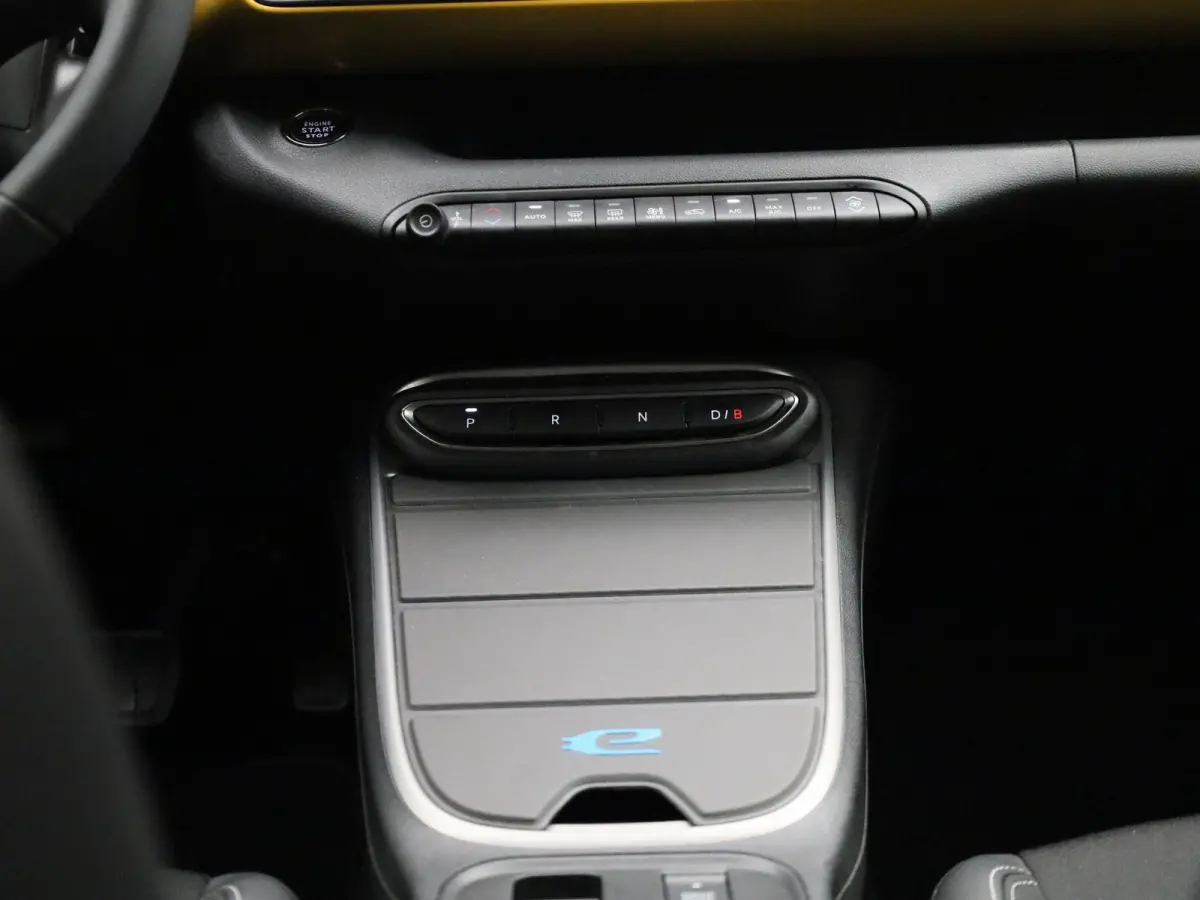 54kWh 1st Edition | Navigatie | Apple & Android Carplay | Parkeersensoren Voor & Achter | Achteruitrijcamera | Stoelverwarming | Privacy Glass | Climate Control | Adaptieve Cruise Control |