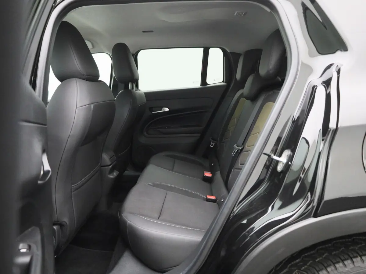 54kWh 1st Edition | Navigatie | Apple & Android Carplay | Parkeersensoren Voor & Achter | Achteruitrijcamera | Stoelverwarming | Privacy Glass | Climate Control | Adaptieve Cruise Control |