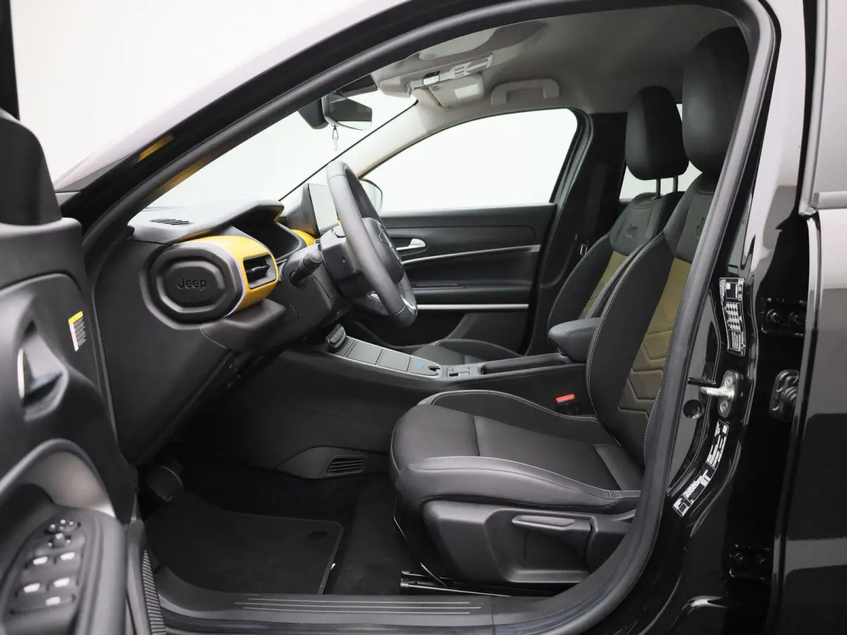 54kWh 1st Edition | Navigatie | Apple & Android Carplay | Parkeersensoren Voor & Achter | Achteruitrijcamera | Stoelverwarming | Privacy Glass | Climate Control | Adaptieve Cruise Control |