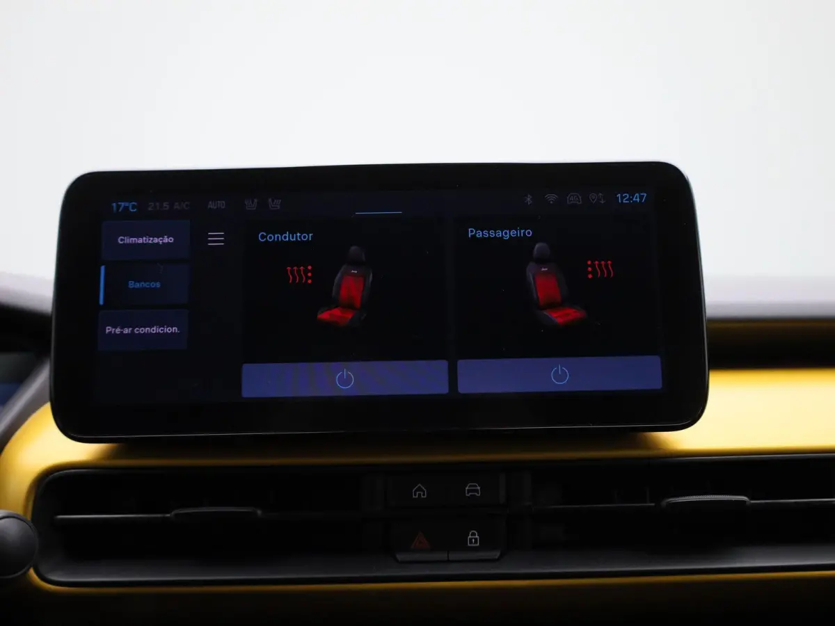 54kWh 1st Edition | Navigatie | Apple & Android Carplay | Parkeersensoren Voor & Achter | Achteruitrijcamera | Stoelverwarming | Privacy Glass | Climate Control | Adaptieve Cruise Control |