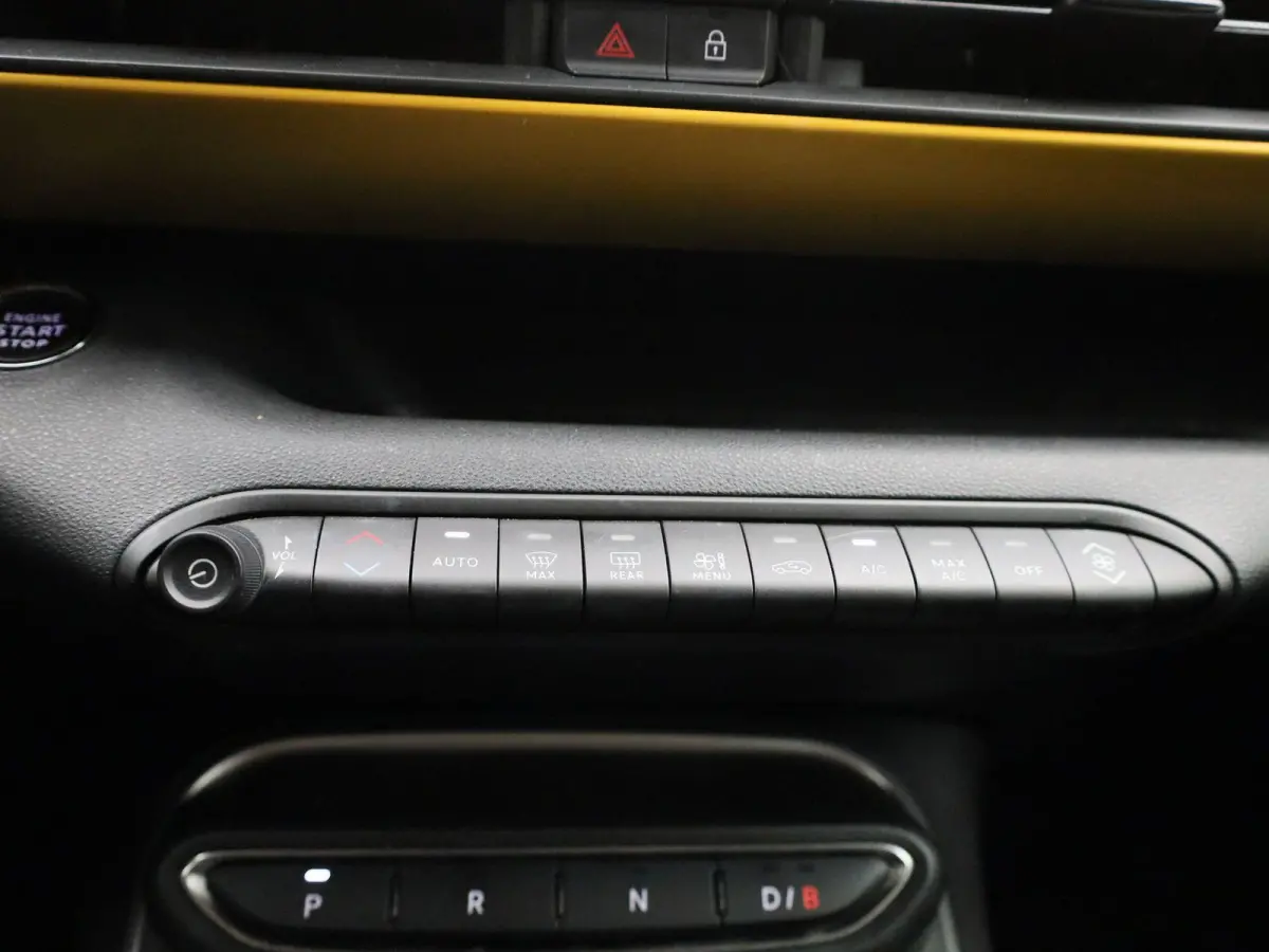 54kWh 1st Edition | Navigatie | Apple & Android Carplay | Parkeersensoren Voor & Achter | Achteruitrijcamera | Stoelverwarming | Privacy Glass | Climate Control | Adaptieve Cruise Control |