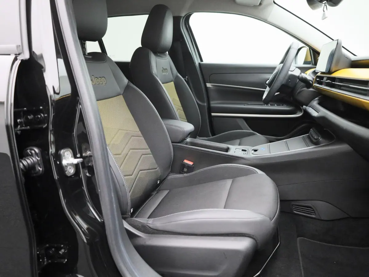 54kWh 1st Edition | Navigatie | Apple & Android Carplay | Parkeersensoren Voor & Achter | Achteruitrijcamera | Stoelverwarming | Privacy Glass | Climate Control | Adaptieve Cruise Control |