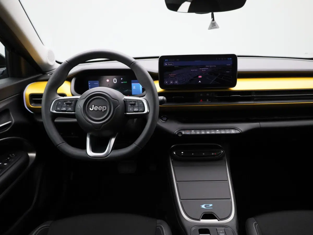 54kWh 1st Edition | Navigatie | Apple & Android Carplay | Parkeersensoren Voor & Achter | Achteruitrijcamera | Stoelverwarming | Privacy Glass | Climate Control | Adaptieve Cruise Control |