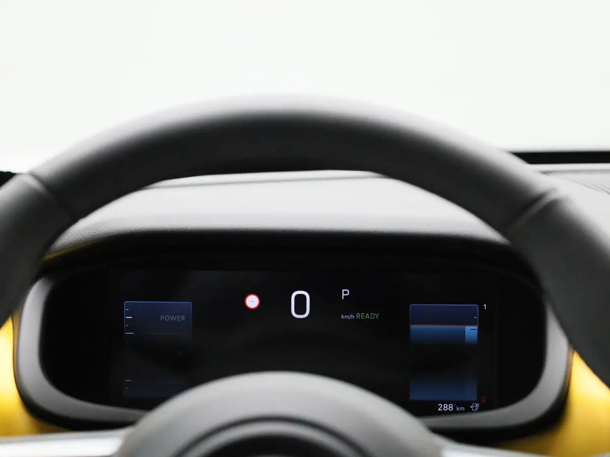 54kWh 1st Edition | Navigatie | Apple & Android Carplay | Parkeersensoren Voor & Achter | Achteruitrijcamera | Stoelverwarming | Privacy Glass | Climate Control | Adaptieve Cruise Control |