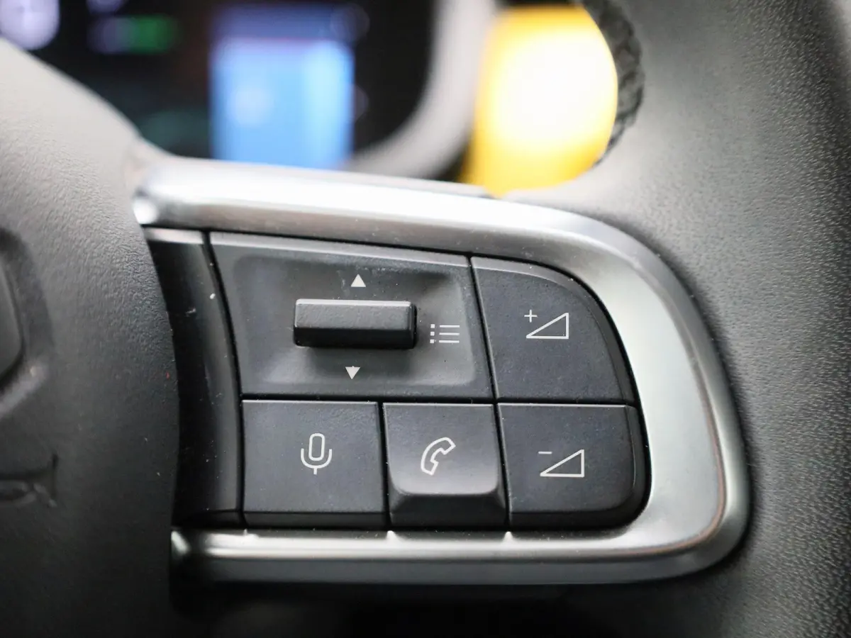 54kWh 1st Edition | Navigatie | Apple & Android Carplay | Parkeersensoren Voor & Achter | Achteruitrijcamera | Stoelverwarming | Privacy Glass | Climate Control | Adaptieve Cruise Control |