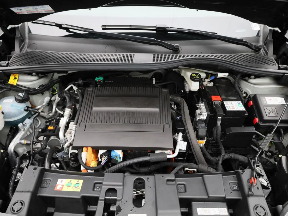 54kWh 1st Edition | Navigatie | Apple & Android Carplay | Parkeersensoren Voor & Achter | Achteruitrijcamera | Stoelverwarming | Privacy Glass | Climate Control | Adaptieve Cruise Control |