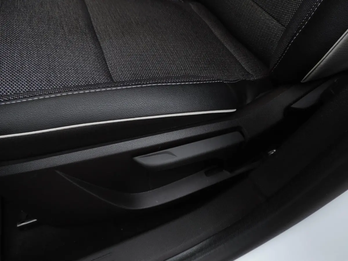 1.0 TCe 90 Intens 66.000km | LED kopl | PDC | Halfleer | Navi | CarPlay | ECC | 17” | Keyless | Priv.glas | DAB