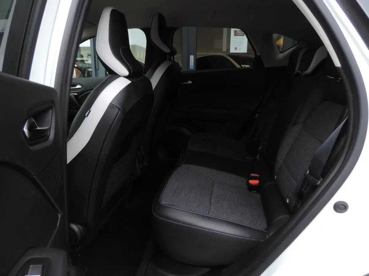 1.0 TCe 90 Intens 66.000km | LED kopl | PDC | Halfleer | Navi | CarPlay | ECC | 17” | Keyless | Priv.glas | DAB