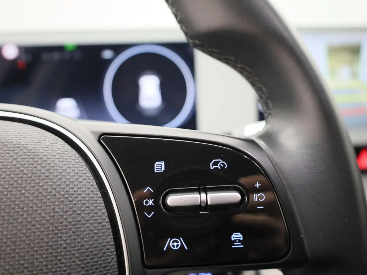 73kWh Core | AUTOMAAT | ACHTERUITRIJCAMERA | STOELVERWARMING | ELEKTRISCHE KOFFERKLEP | CLIMATE CONTROL | ELEKTRISCHE BESTUURDERSSTOEL |