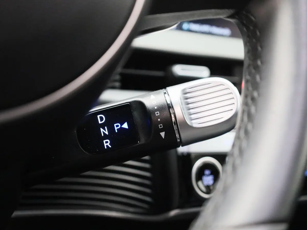 73kWh Core | AUTOMAAT | ACHTERUITRIJCAMERA | STOELVERWARMING | ELEKTRISCHE KOFFERKLEP | CLIMATE CONTROL | ELEKTRISCHE BESTUURDERSSTOEL |