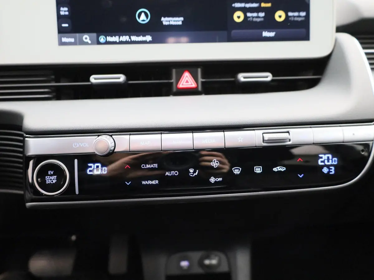 73kWh Core | AUTOMAAT | ACHTERUITRIJCAMERA | STOELVERWARMING | ELEKTRISCHE KOFFERKLEP | CLIMATE CONTROL | ELEKTRISCHE BESTUURDERSSTOEL |