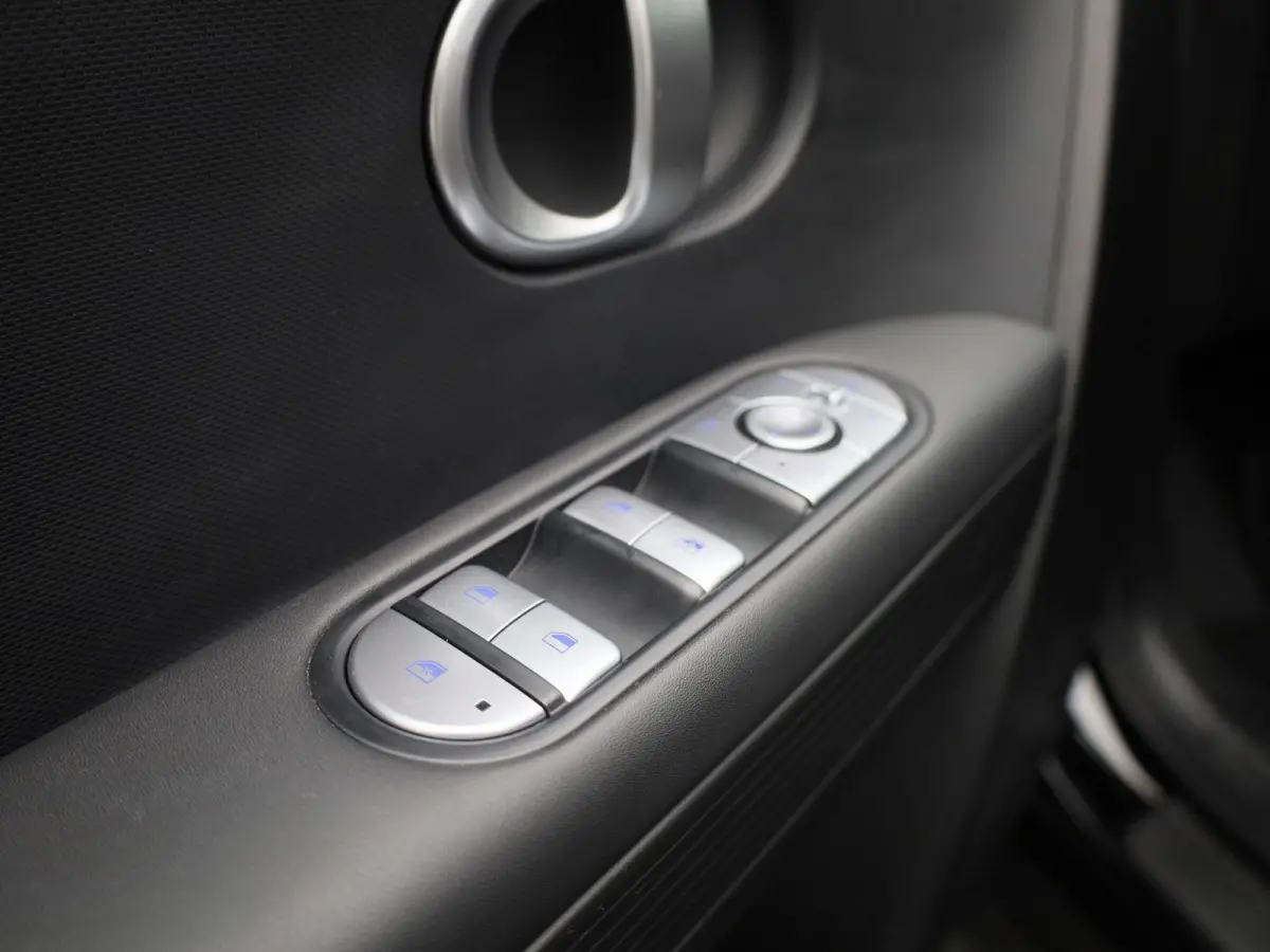 73kWh Core | AUTOMAAT | ACHTERUITRIJCAMERA | STOELVERWARMING | ELEKTRISCHE KOFFERKLEP | CLIMATE CONTROL | ELEKTRISCHE BESTUURDERSSTOEL |