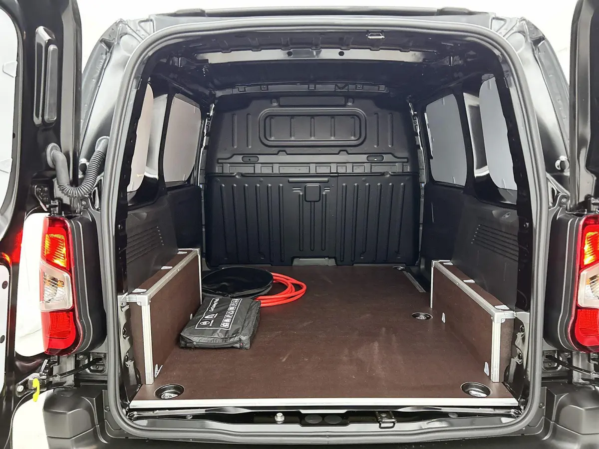 136 pk L1 50 kWh | 0% Rente | Meerdere Kleuren Leverbaar | Camera | Laadruimte Bescherming |