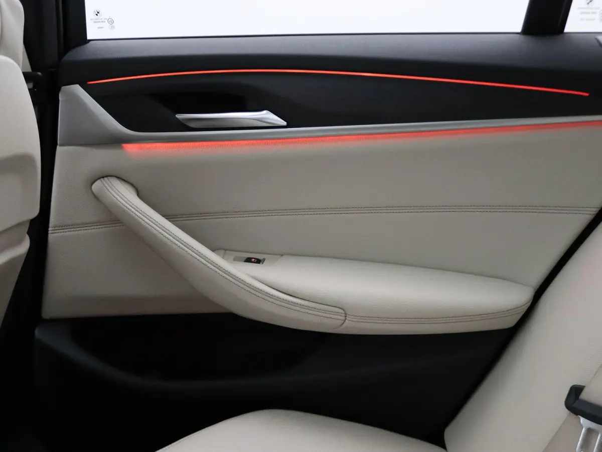 540i xDrive M Sportpakket | Comfortstoelen | Panoramadak | Achterruitrijcamera | 19"