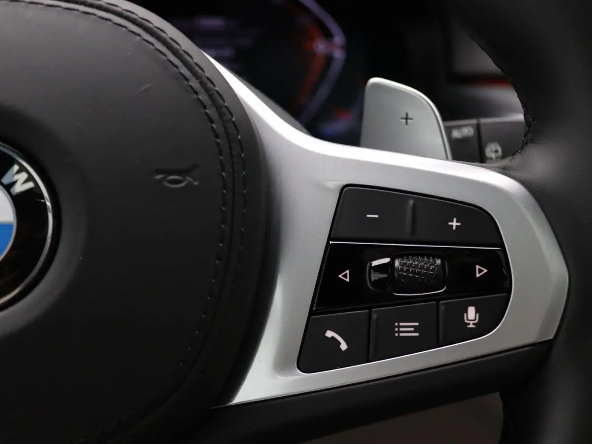 540i xDrive M Sportpakket | Comfortstoelen | Panoramadak | Achterruitrijcamera | 19"