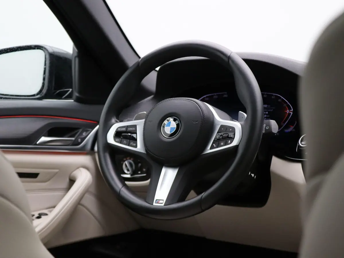 540i xDrive M Sportpakket | Comfortstoelen | Panoramadak | Achterruitrijcamera | 19"