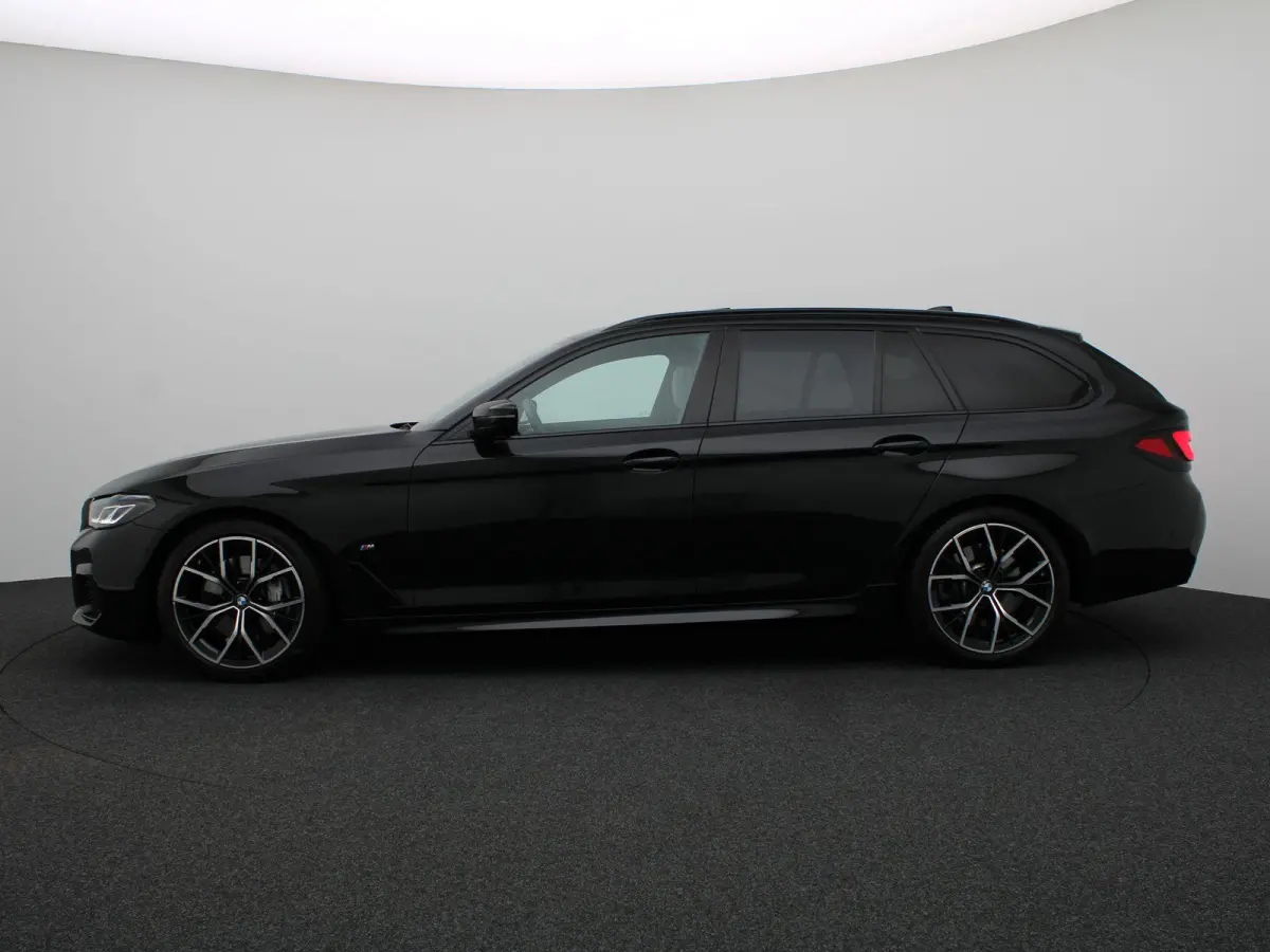 540i xDrive M Sportpakket | Comfortstoelen | Panoramadak | Achterruitrijcamera | 19"