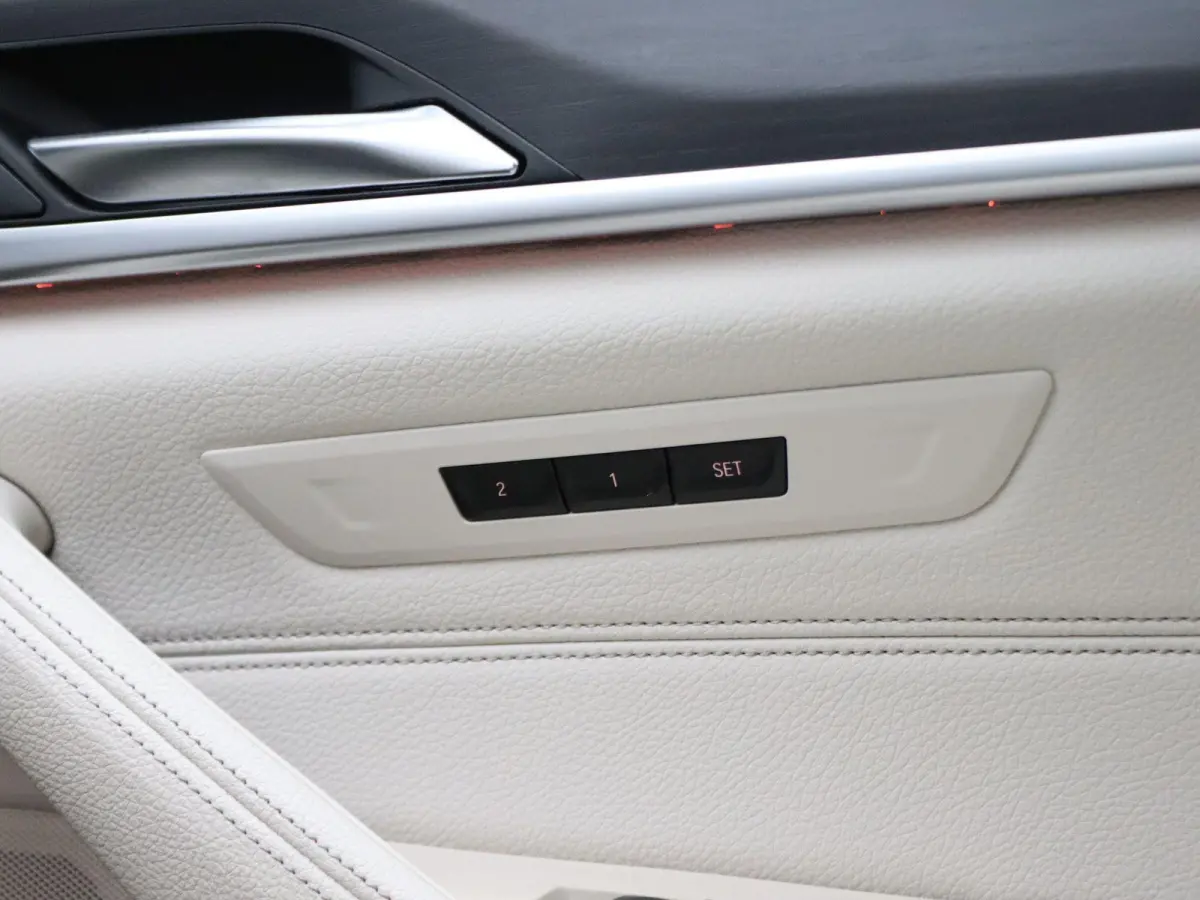 540i xDrive M Sportpakket | Comfortstoelen | Panoramadak | Achterruitrijcamera | 19"
