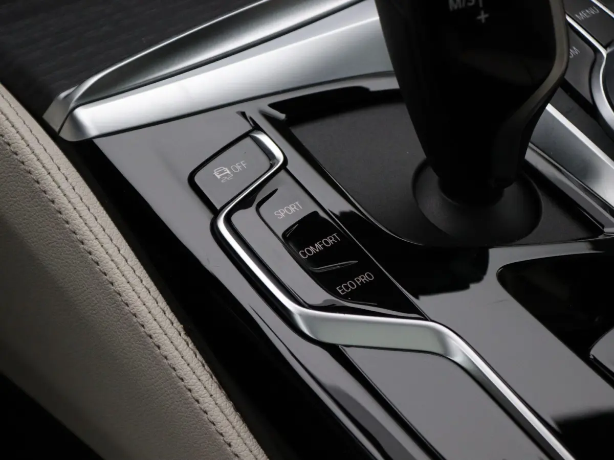 540i xDrive M Sportpakket | Comfortstoelen | Panoramadak | Achterruitrijcamera | 19"