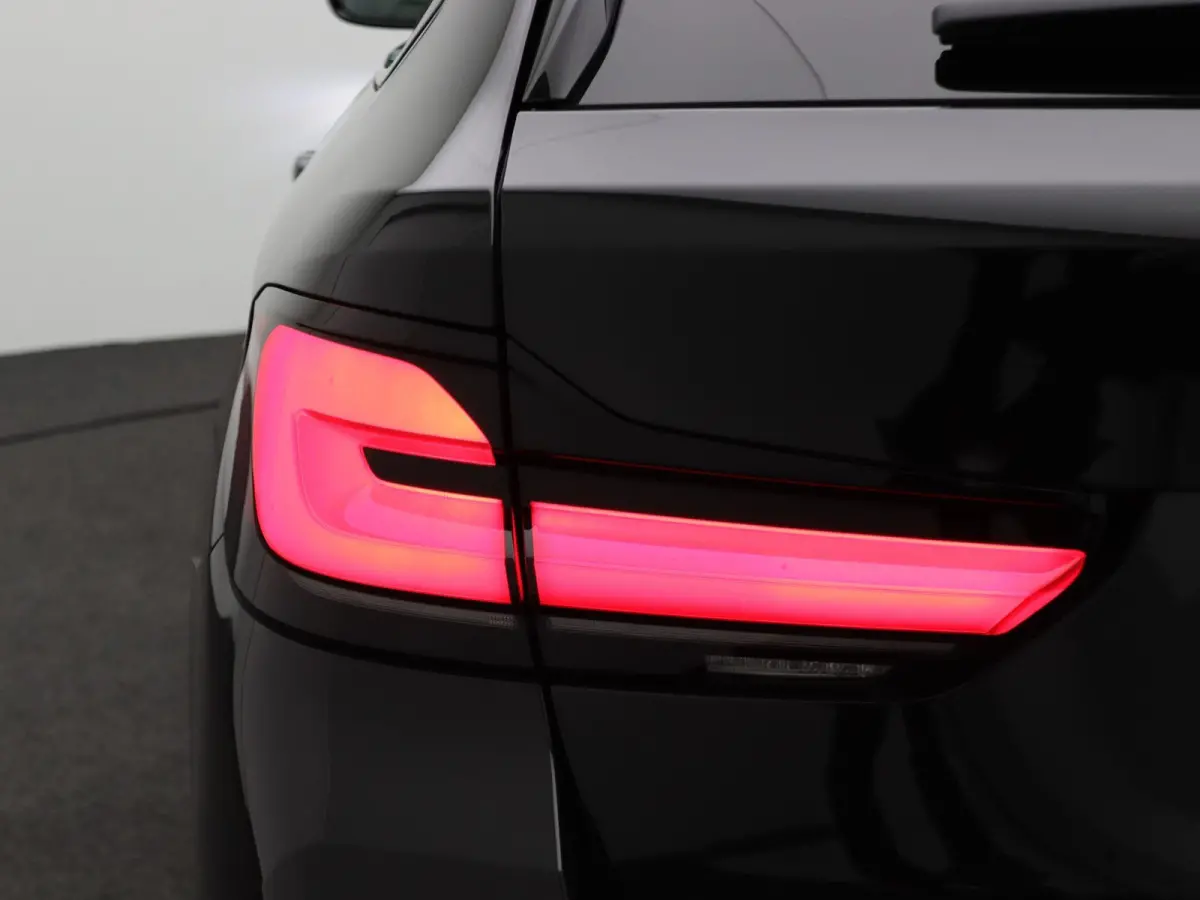 540i xDrive M Sportpakket | Comfortstoelen | Panoramadak | Achterruitrijcamera | 19"