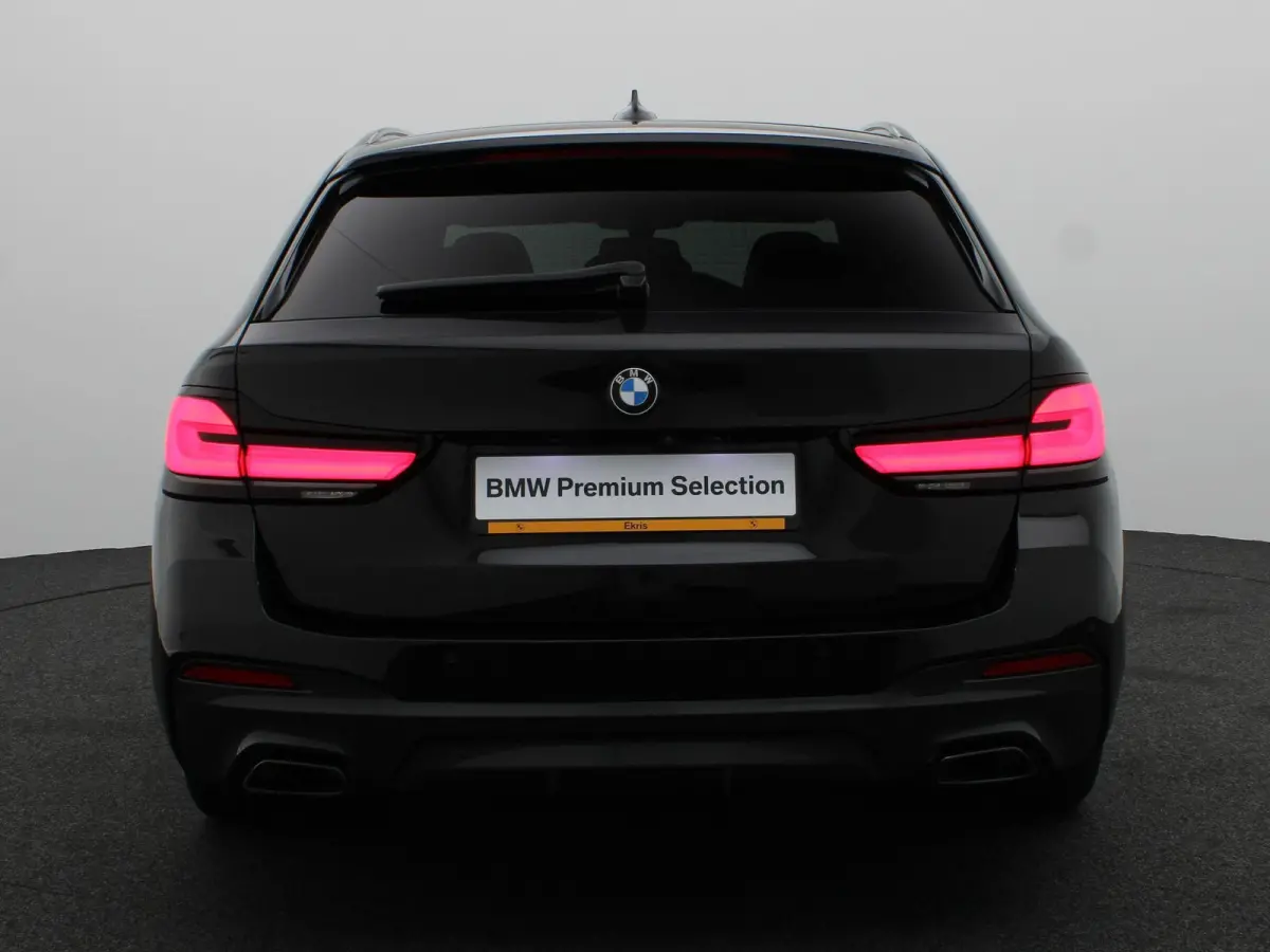540i xDrive M Sportpakket | Comfortstoelen | Panoramadak | Achterruitrijcamera | 19"