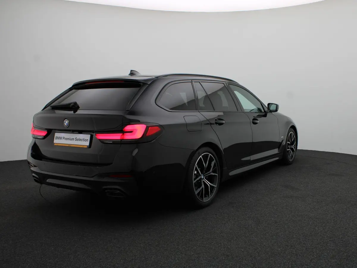 540i xDrive M Sportpakket | Comfortstoelen | Panoramadak | Achterruitrijcamera | 19"
