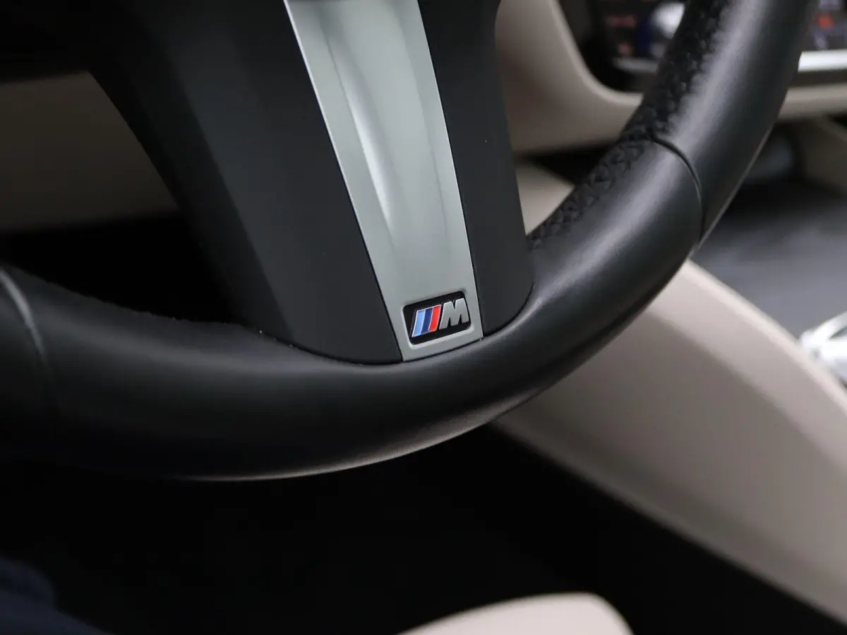 540i xDrive M Sportpakket | Comfortstoelen | Panoramadak | Achterruitrijcamera | 19"