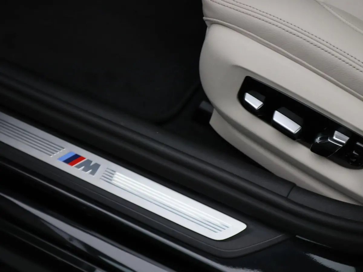 540i xDrive M Sportpakket | Comfortstoelen | Panoramadak | Achterruitrijcamera | 19"