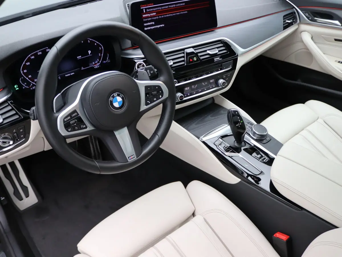 540i xDrive M Sportpakket | Comfortstoelen | Panoramadak | Achterruitrijcamera | 19"