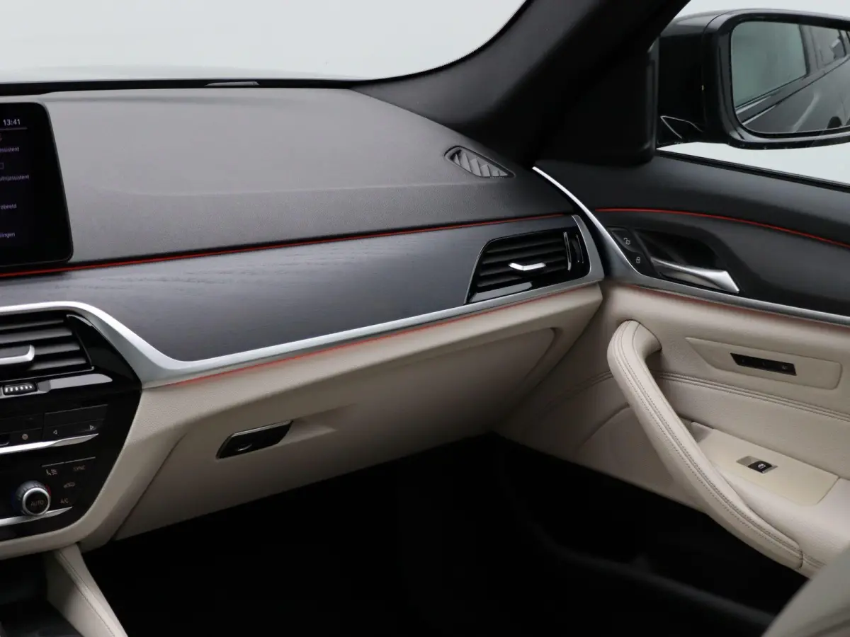 540i xDrive M Sportpakket | Comfortstoelen | Panoramadak | Achterruitrijcamera | 19"