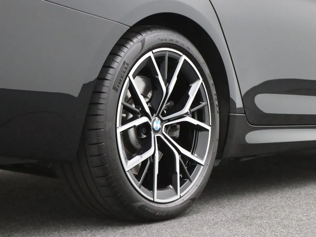540i xDrive M Sportpakket | Comfortstoelen | Panoramadak | Achterruitrijcamera | 19"