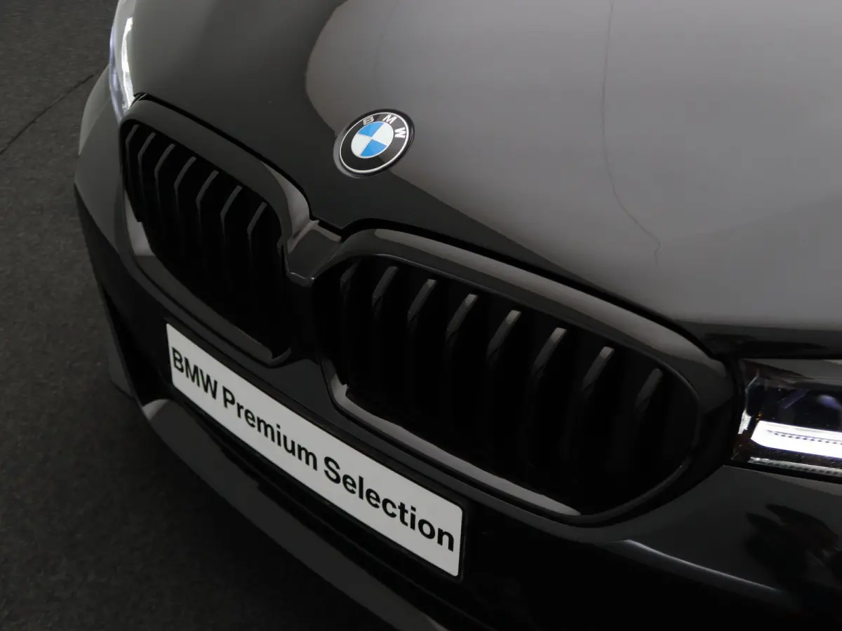 540i xDrive M Sportpakket | Comfortstoelen | Panoramadak | Achterruitrijcamera | 19"