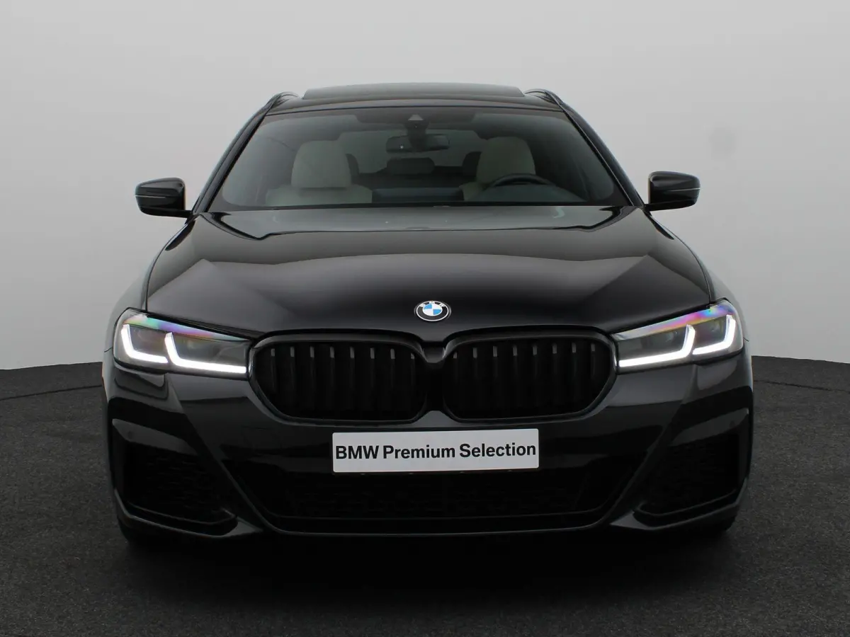 540i xDrive M Sportpakket | Comfortstoelen | Panoramadak | Achterruitrijcamera | 19"