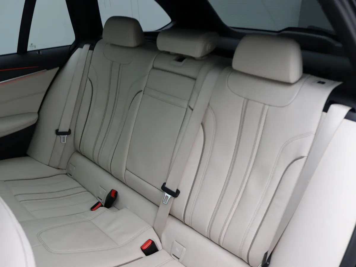 540i xDrive M Sportpakket | Comfortstoelen | Panoramadak | Achterruitrijcamera | 19"