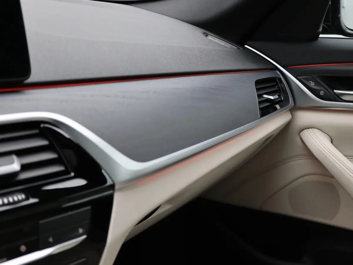 540i xDrive M Sportpakket | Comfortstoelen | Panoramadak | Achterruitrijcamera | 19"