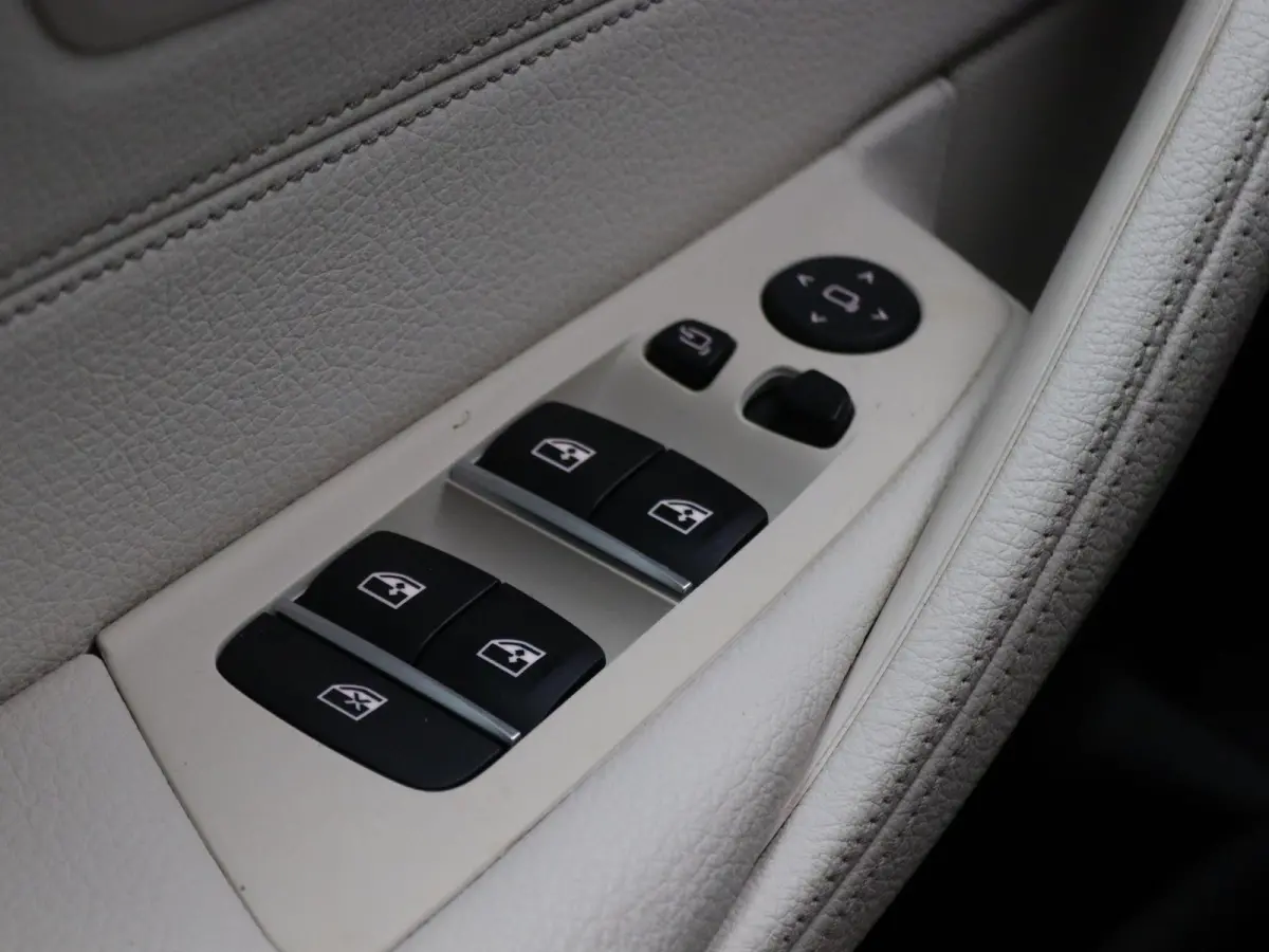 540i xDrive M Sportpakket | Comfortstoelen | Panoramadak | Achterruitrijcamera | 19"