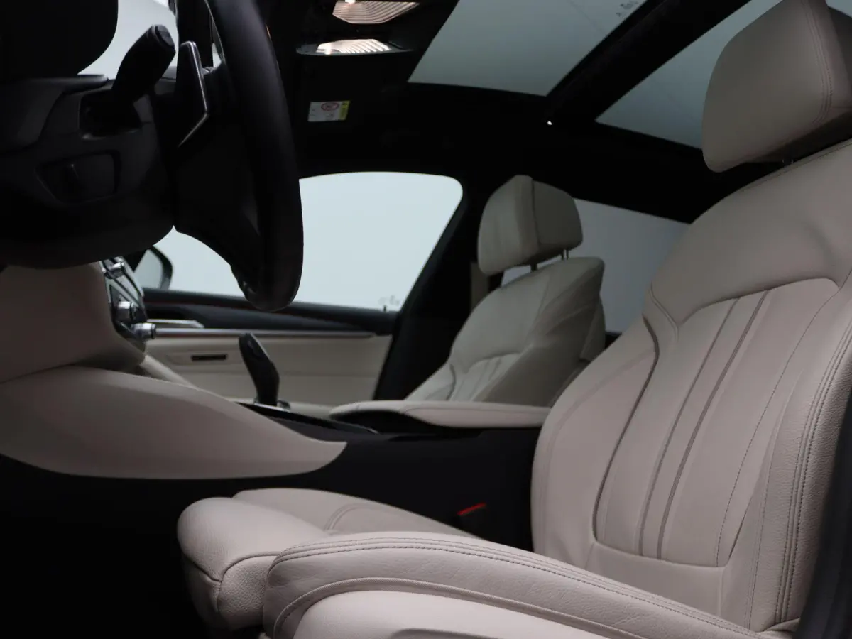 540i xDrive M Sportpakket | Comfortstoelen | Panoramadak | Achterruitrijcamera | 19"